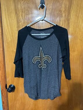 New Orleans Saints Fleur-de-Lis Raglan Tee in Black & Charcoal